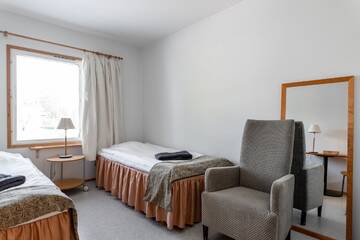 Фото номера Двухместный номер с 2 отдельными кроватями Отель Korpi Bistro &amp; Guesthouse г. Энонкоски 2